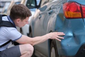 ¿Puedo demandar a alguien por golpear mi coche estacionado en Charlotte?