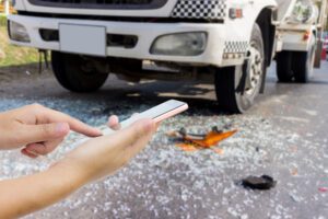 Cómo presentar una reclamación después de un accidente con un camión de reparto de Walmart