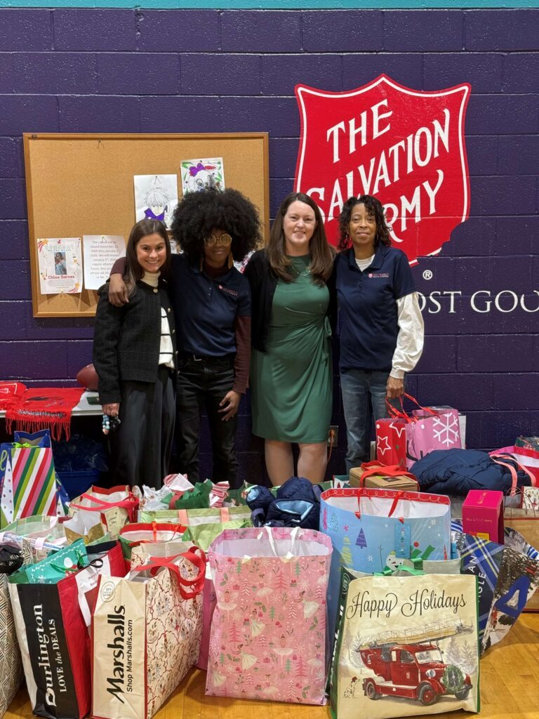 DeMayo Cares: Difundiendo el espíritu navideño con nuestra iniciativa anual de regalos