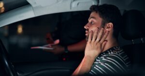 ¿Cómo presento una reclamación por un accidente con un conductor sin seguro?