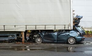 ¿Qué es un accidente de camión por deslizamiento debajo?