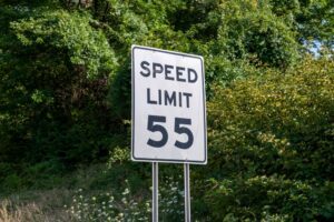 ¿Cuál es el límite de velocidad para camiones comerciales en North Carolina?