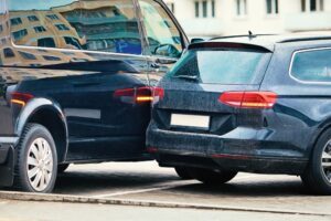 ¿Cómo se determina la culpa en un accidente de estacionamiento?